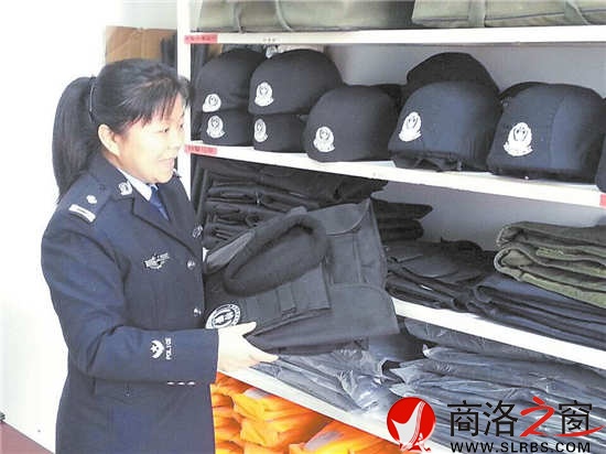 王亞莉在庫房盤點民警衣物