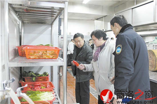 在餐飲酒店后廚檢查食品來(lái)源登記情況