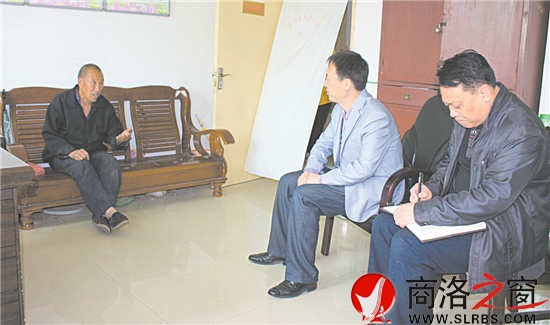 區(qū)委常委、紀(jì)委書記袁禮鋒接待來(lái)訪群眾