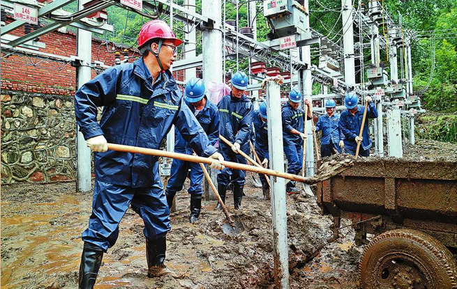 國(guó)網(wǎng)商洛供電公司變電檢修中心共產(chǎn)黨員突擊隊(duì)在洛南災(zāi)區(qū)開(kāi)展搶修作業(yè)