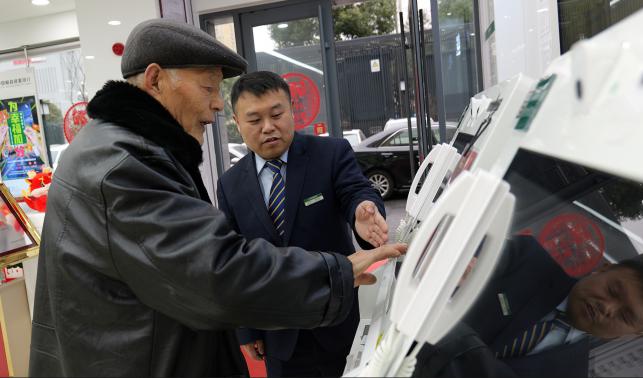 銀行大廳變身“助老服務站”?暖心接力守護銀發(fā)一族