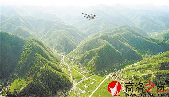 堅(jiān)持年年飛播造林，大力實(shí)施生態(tài)修復(fù)，創(chuàng)造了山清水秀林茂的優(yōu)美生態(tài)環(huán)境。