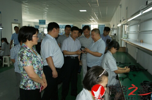 　　在縣委副書記、縣長(zhǎng)崔華鋒和市縣財(cái)政部門的陪同下，張洪斌一行到神州實(shí)業(yè)電子科技產(chǎn)業(yè)園深入了解企業(yè)生產(chǎn)銷售發(fā)展情況