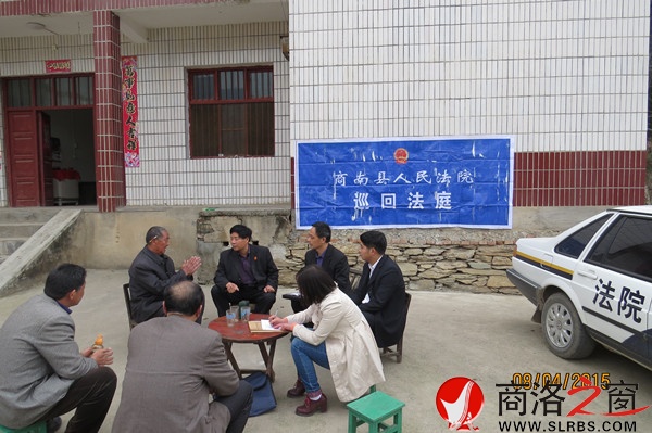流動(dòng)法庭深入農(nóng)家小院辦案.jpg