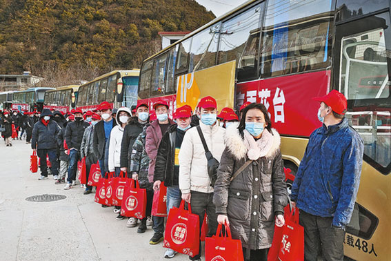 丹鳳縣舉辦“春風(fēng)行動(dòng)”暨蘇陜勞務(wù)協(xié)作外出務(wù)工人員歡送儀式