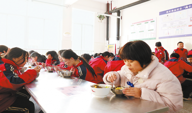 陽(yáng)光校餐，守護(hù)學(xué)生“舌尖上的幸福”