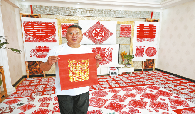 剪刀飛舞間 巧手裁春秋