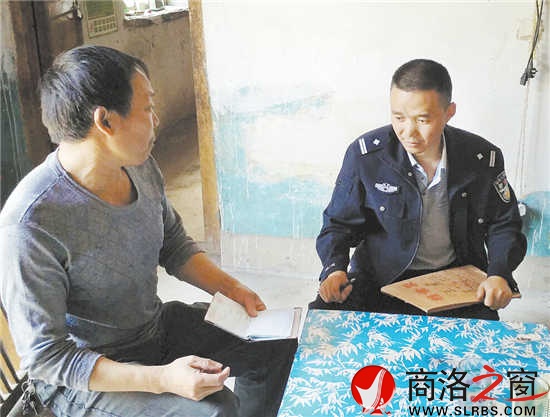 程曉明在巡邏過程中，每當(dāng)遇到小商小販時(shí)，都會停下來與他們閑聊，從而獲得一些有價(jià)值的信息。