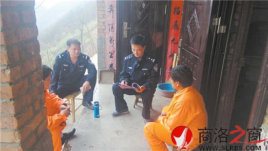 汪義軍在小嶺鎮(zhèn)陜銀礦民爆庫房與工作人員了解情況，進行安全檢查。