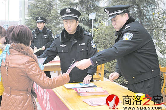 春節(jié)過后，趁著農(nóng)民工返鄉(xiāng)，鄭博與同事深入園區(qū)進(jìn)行普法宣傳。