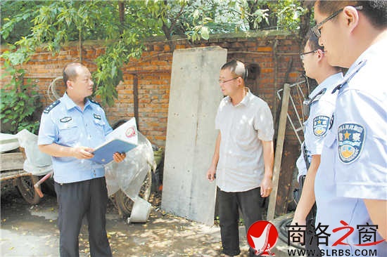 處理家庭、鄰里之間的矛盾糾紛成為薛向珺(左一)日常工作的重要內(nèi)容。