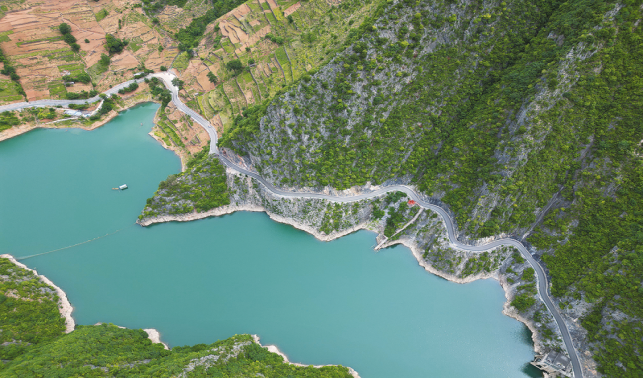 掛壁公路 險(xiǎn)峻壯美醉游人