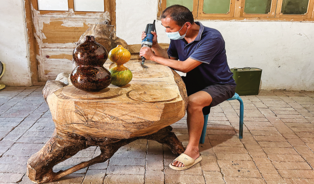 用熱愛雕刻生活