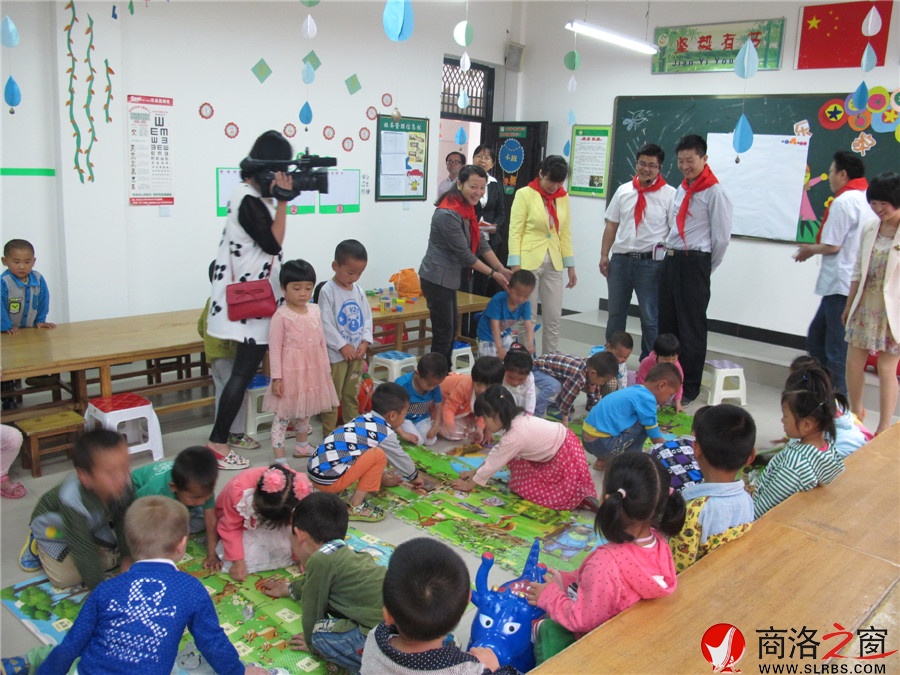 丹鳳“慶六一”獻(xiàn)愛心暨家庭教育志愿服務(wù)啟動活動隆重舉行