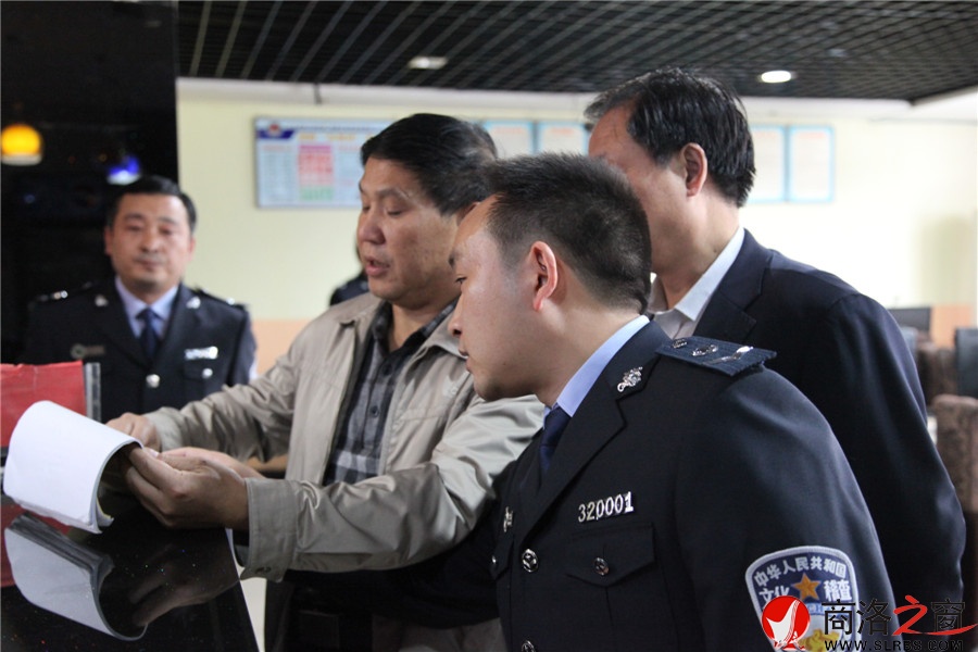 2015年5月文化市場(chǎng)執(zhí)法人員檢查網(wǎng)吧.jpg