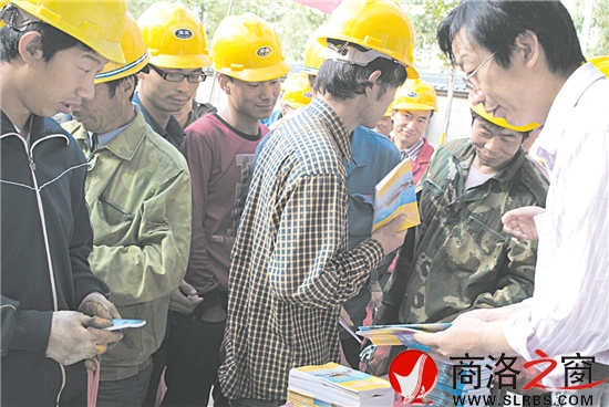 圖為柞水縣司法局工作人員送法進(jìn)重點(diǎn)項(xiàng)目建設(shè)工地現(xiàn)場(chǎng)