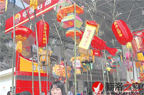 柞水縣將法治文化融入民俗文化活動(dòng)當(dāng)中，圖為慶元宵舞龍燈活動(dòng)現(xiàn)場(chǎng)。