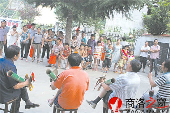 柞水縣率先在全省建立了以葉家灣為典范的法治文化大院，圖為葉家灣文化大院里的法治漁鼓表演現(xiàn)場(chǎng)。