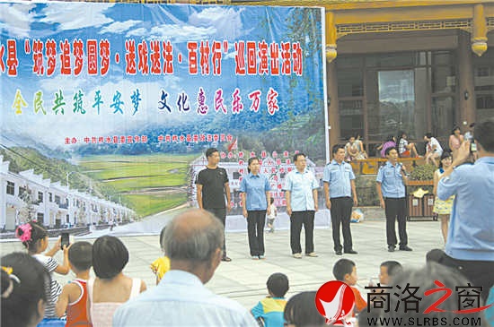 圖為柞水縣&ldquo;送法送戲百村行&rdquo;活動(dòng)中&ldquo;三官一律&rdquo;上臺(tái)與群眾進(jìn)行互動(dòng)現(xiàn)場(chǎng)