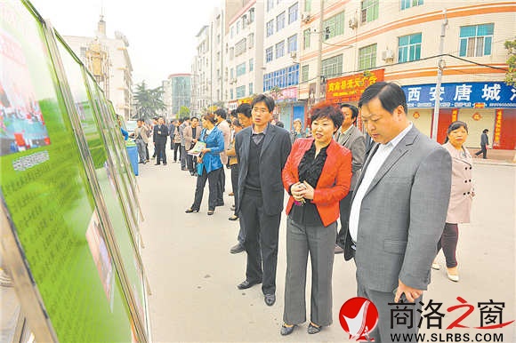 商南把陽光信訪的流程制成展板，巡回全縣進行宣傳。