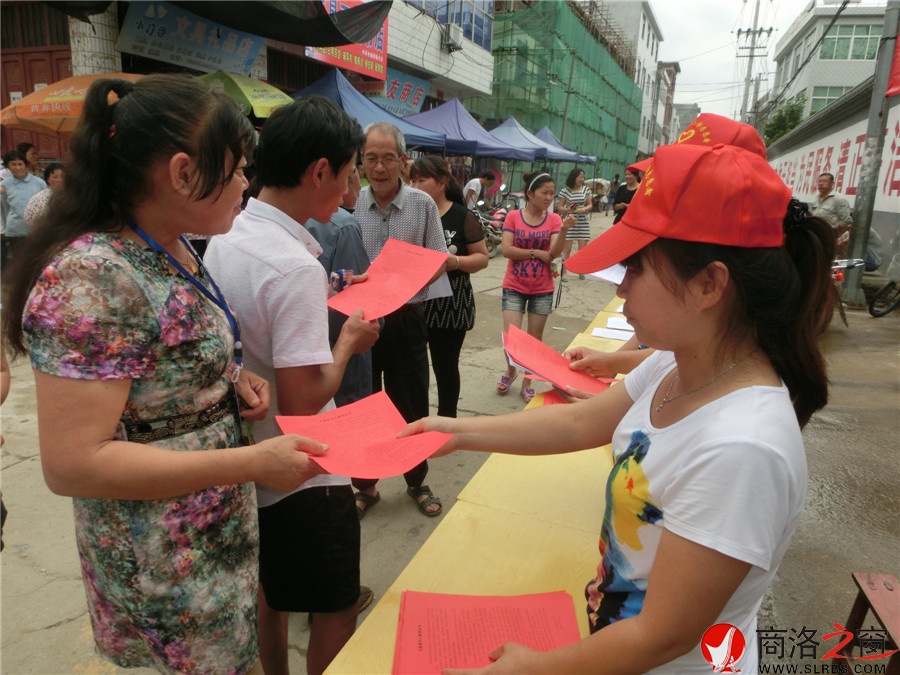 丹鳳縣商鎮(zhèn)中心小學(xué)開(kāi)展關(guān)愛(ài)留守兒童宣傳活動(dòng)