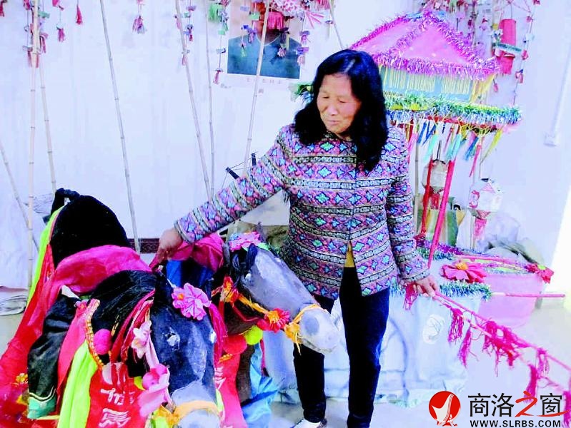 花鼓戲演出的各種器樂一應(yīng)俱全，大都是自己用手做成。