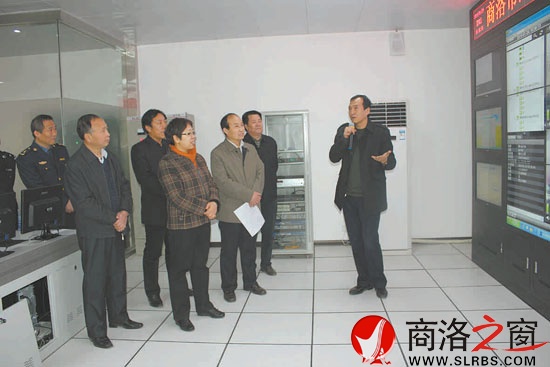市長陳俊、副市長高健在信息中心檢查GPS動(dòng)態(tài)監(jiān)控運(yùn)行情況