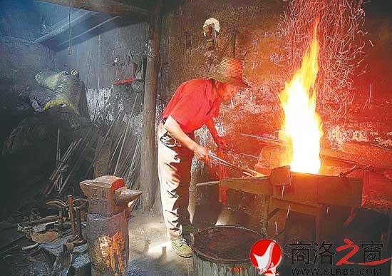 辛苦忙碌的古鎮(zhèn)打鐵人