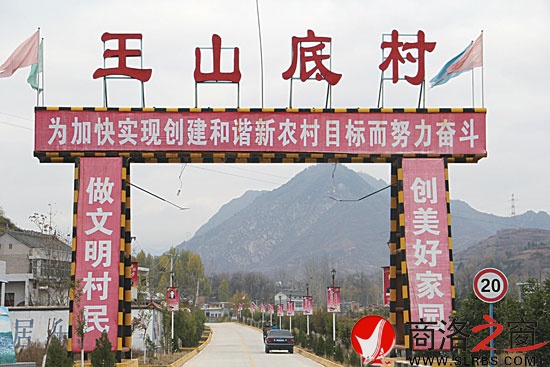 經(jīng)過全面普修，沙河子鎮(zhèn)王山底村的通村公路優(yōu)美整潔，成為一道亮麗風(fēng)景。