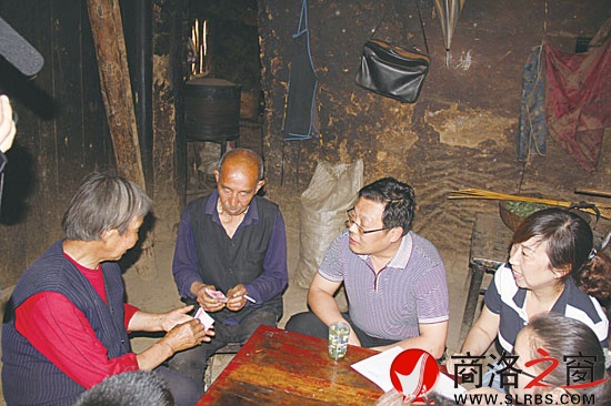 發(fā)改局結(jié)對干部經(jīng)常到孫家坪的&ldquo;親戚&rdquo;家里幫助解決困難