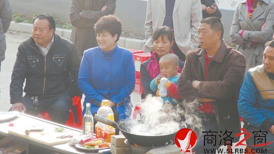 市委常委、宣傳部部長劉淑慧和村民一起接受農(nóng)家樂餐飲培訓。