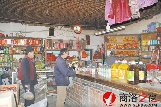 原供銷社是這里的最大商店，有好些年月的柜臺顯示著它的歷史。