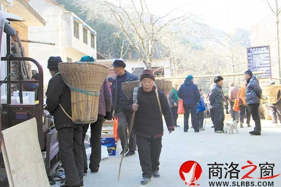 中午時(shí)分的集市