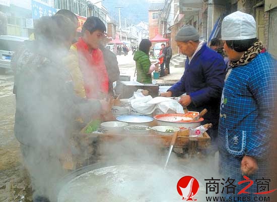 在熱氣騰騰的鍋邊，買羊肉套的食客排起了隊。