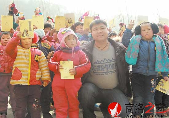 1月7日，王力為中村鎮(zhèn)流嶺小學(xué)送去捐贈的物資。