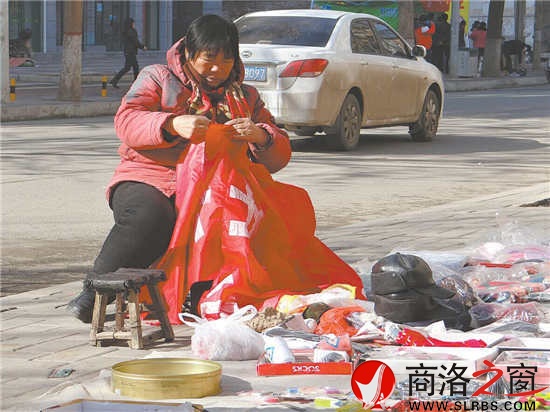 趁著陽(yáng)光正好，擺地?cái)偟睦先瞬煌鲎鍪止せ睢? width=