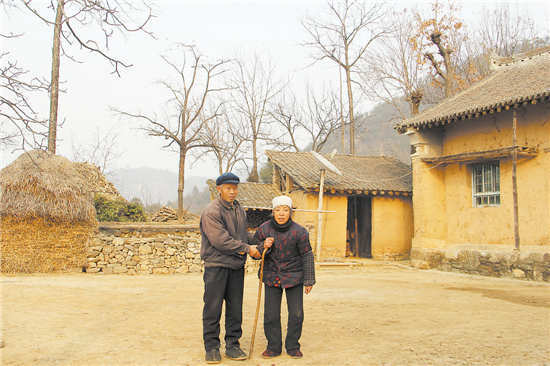 偌大的山嶺上，只留下南岳民和吳桂香夫婦倆孤獨(dú)的身影。