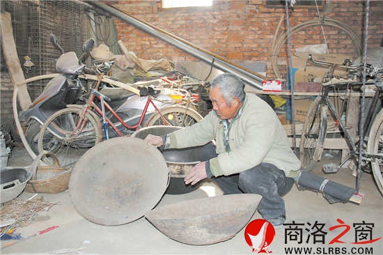 回憶起曾經(jīng)艱苦的歲月，付發(fā)喜老人難以忘懷補(bǔ)鍋時(shí)的場(chǎng)面。時(shí)間雖然過(guò)去了很久，但是曾經(jīng)補(bǔ)了又補(bǔ)的鍋一直被他珍藏。