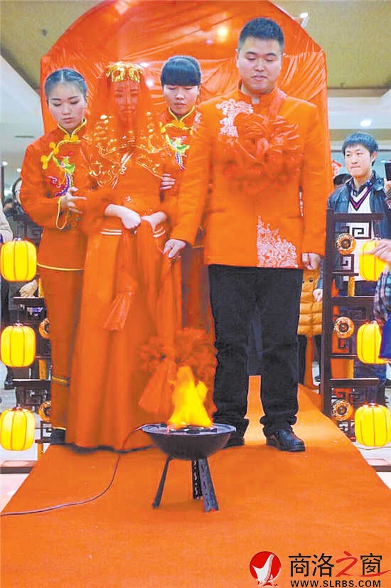 新娘跨火盆、過(guò)馬鞍，一生平平安安。