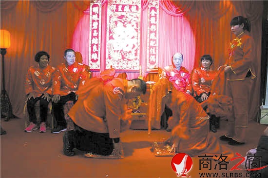 夫妻對拜頭碰頭，夫妻恩愛到白頭。