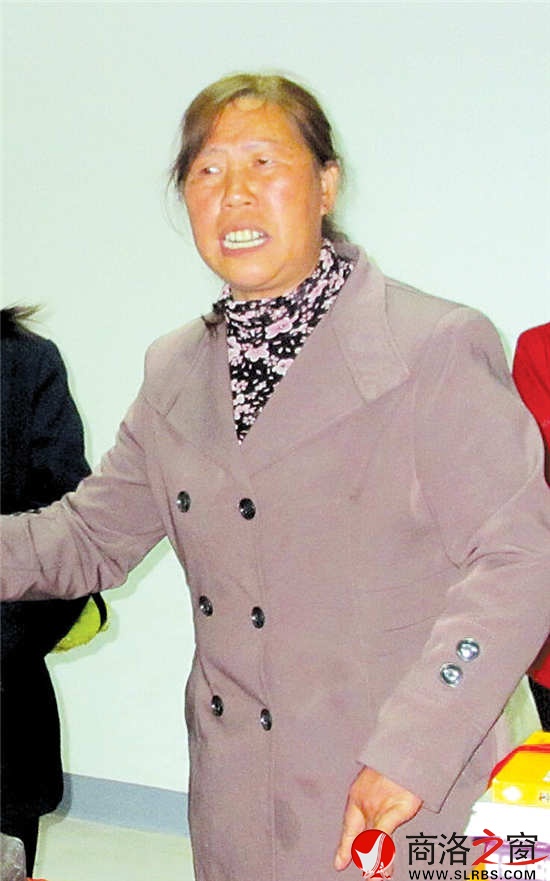 自樂班領(lǐng)頭人、今年56歲的常善秀在唱《花墻會(huì)》。
