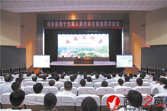 縣&ldquo;兩會&rdquo;期間，縣人大代表、政協(xié)委員聽棚改知識講座、議報告。