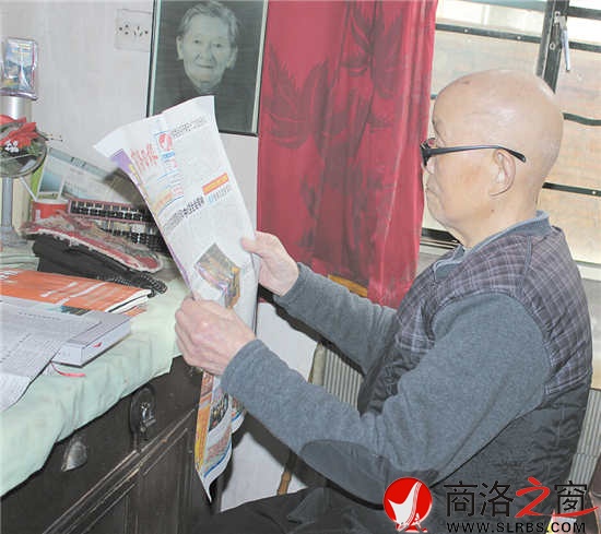 每天看電視、讀報瀏覽新聞是武長茂老人雷打不動的習慣。