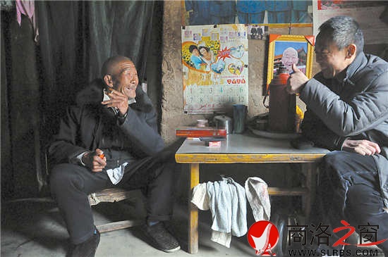 白天景老人接受采訪(fǎng)，暢談自己創(chuàng)作的快板。