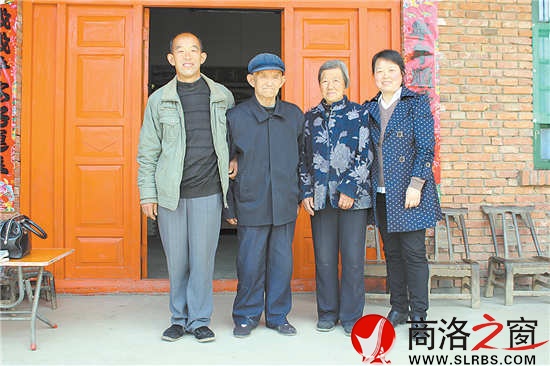 　張福秀老人身體尚好，與老伴相依相伴。得知我們要采訪張福秀，張福秀的女兒專程從西安趕回來。