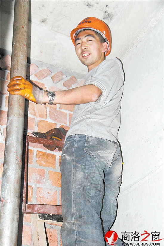 80后工人魚永超熱愛著自己的這份工作，說起工作熱情很高。