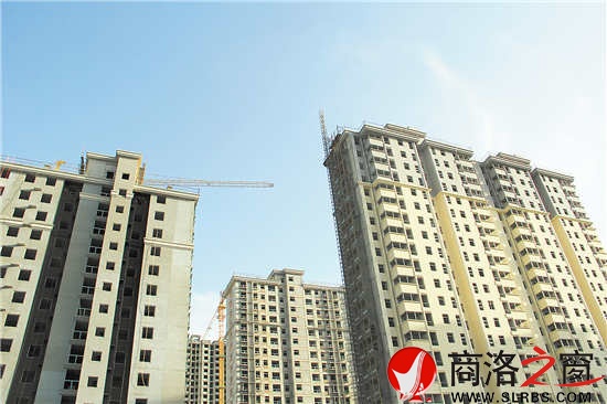 這些積累著建筑工人汗水和辛苦的高樓，在藍天白云的襯托下格外美麗璀璨，同時也印證了商洛發(fā)展的腳步，為商洛這座城市增光添彩。