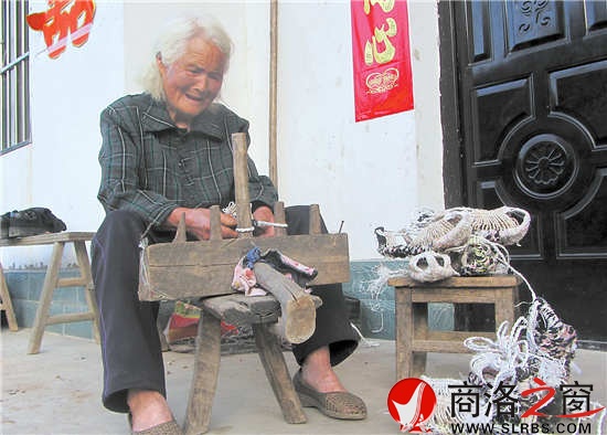 雖然已經(jīng)77歲高齡，但是繩索在唐翠花手上靈活自如地翻轉(zhuǎn)著，她的雙手長滿了厚厚的老繭。