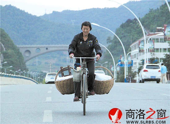 天空還未大亮，李建娥就已騎車帶著粽子到了丹江橋。
