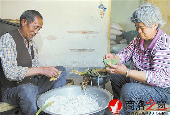 王紅計(jì)的老伴閑時(shí)也會(huì)幫他包上幾個(gè)，兩個(gè)人說說笑笑，也是一種陪伴。
